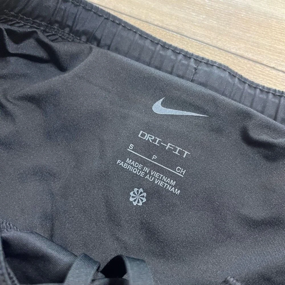 Nike Lot of 2  Athletic Workout Shorts Men Small Bin B-26‎